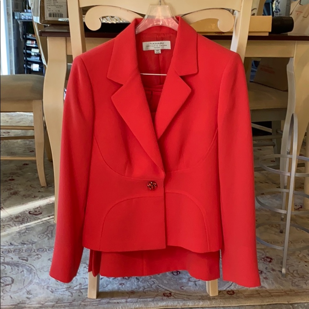 TAHARI size 10P (petitie) skirt suit